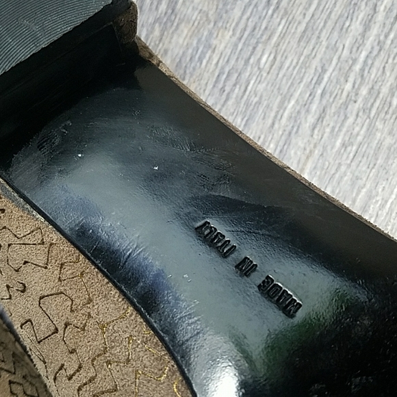 Salvatore FERRAGAMO Size 7 AA Tan Suede Leather Gold design Low Heel - Picture 14 of 16